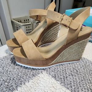 Size 9 wedge never worn color Camel